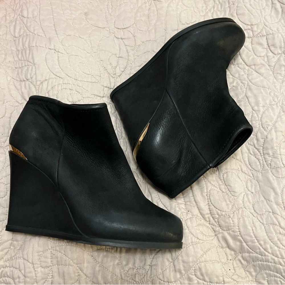 Steven by Steve Madden Women Black Leather Honu  Wedge Ankle Zipper Booties 10